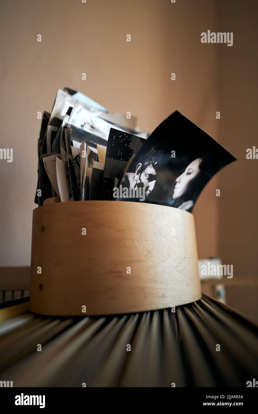 Un panier avec de vieilles photos en noir et blanc dans une boutique d'époque à Munich, en Allemagne Banque D'Images