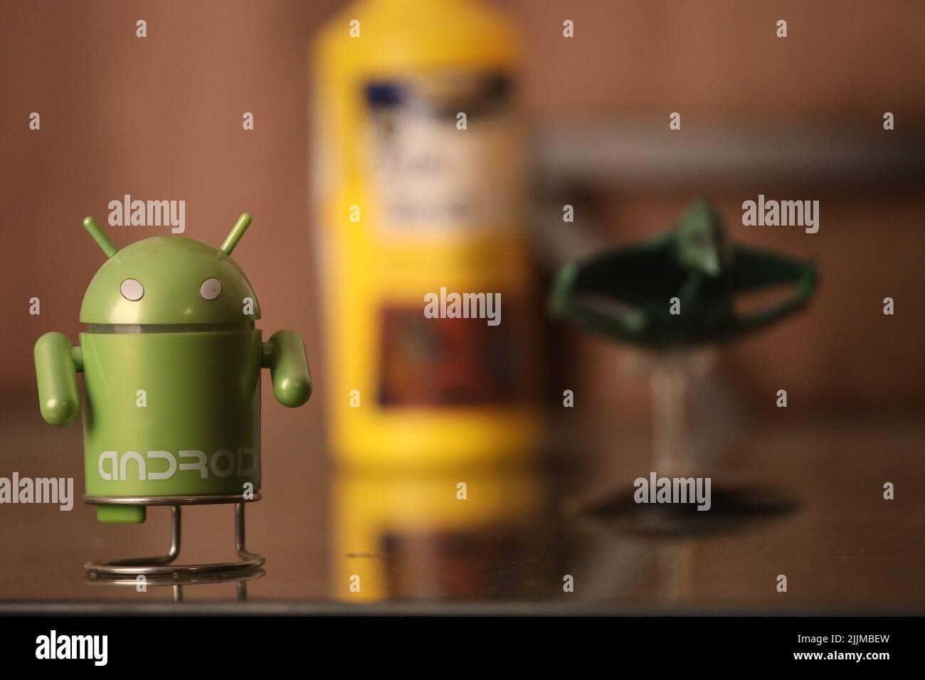 Un petit foyer d'un modèle android vert pour l'exemple de profondeur de champ Banque D'Images