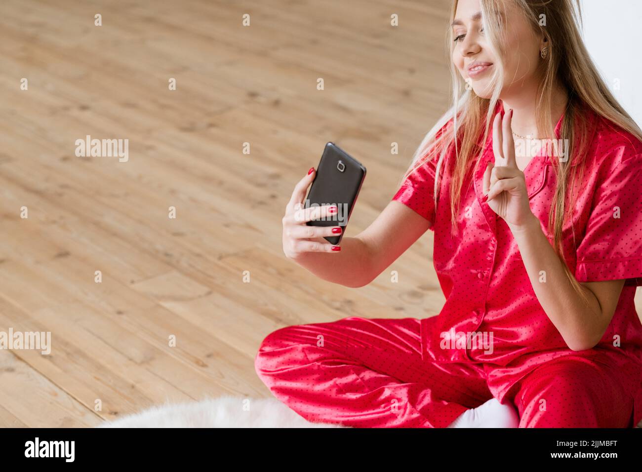 le selfie habitude smartphone addiction femme pyjama Banque D'Images