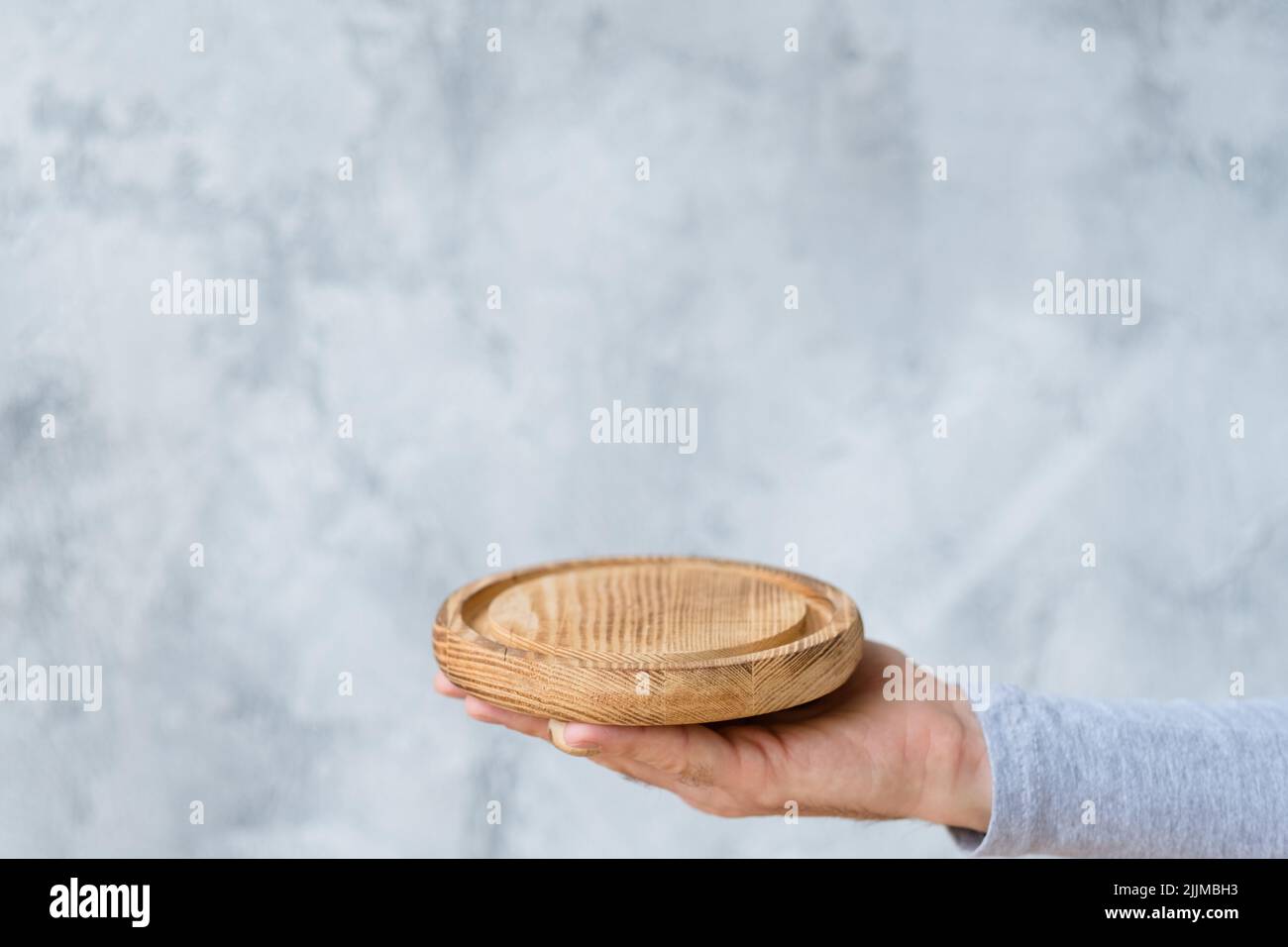 main homme plateau en bois maquette espace libre Banque D'Images