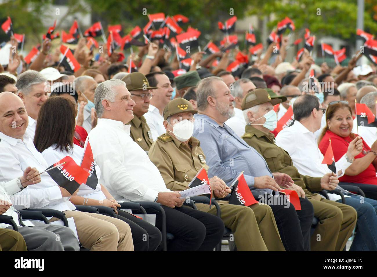 (220727) -- CIENFUEGOS, 27 juillet 2022 (Xinhua) -- le chef révolutionnaire cubain Raul Castro (4th L, front), le président cubain Miguel Diaz-Canel (3rd L, front) et le Premier ministre cubain Manuel Marrero (5th L, front) assistent à un rassemblement massif pour célébrer la Journée nationale de la rébellion à Cienfuegos, Cuba, 26 juillet 2022. Mardi, les Cubains ont célébré la Journée nationale de la rébellion par un rassemblement massif pour la première fois depuis le début de la pandémie COVID-19. Le chef révolutionnaire cubain Raul Castro et le président cubain Miguel Diaz-Canel ont assisté à l'événement qui s'est tenu dans la province centrale de Cienfuegos, située ainsi Banque D'Images