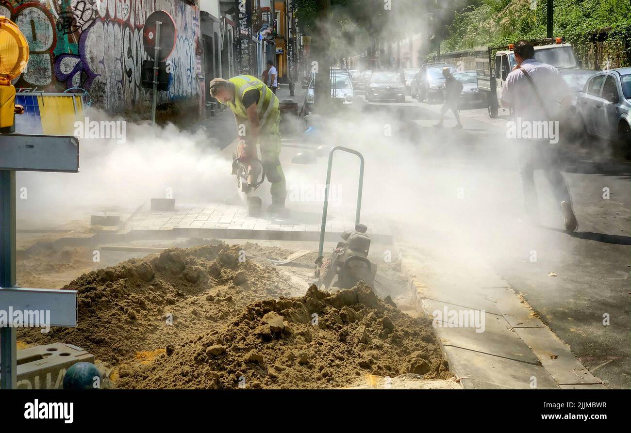Bruxelles, Belgique, 08 juillet 2022, travailleurs, travailleurs de la construction, Travaux routiers sur la pose d'asphalte sur la rue de la ville . Photo de haute qualité Banque D'Images