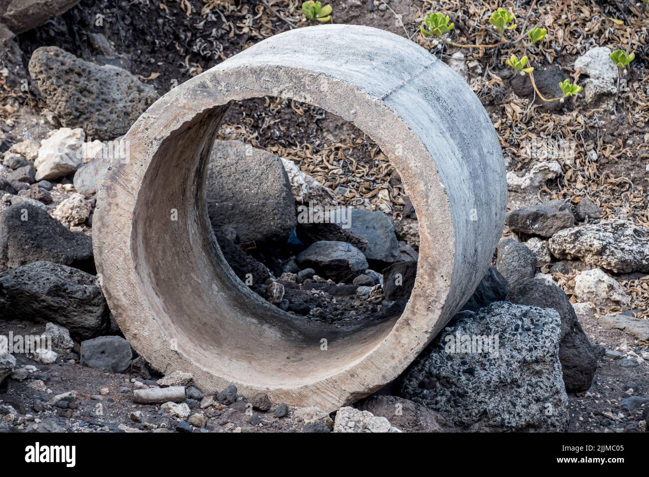 Un gros plan d'une section de tuyau de drainage, point de Kaena, Hawaï Banque D'Images