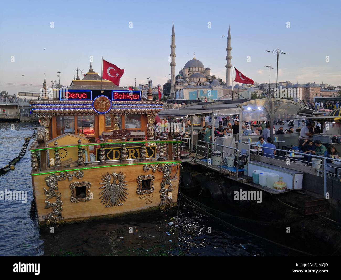 Un marché aux poissons directement à partir d'un bateau sur la rivière Bosporus Banque D'Images