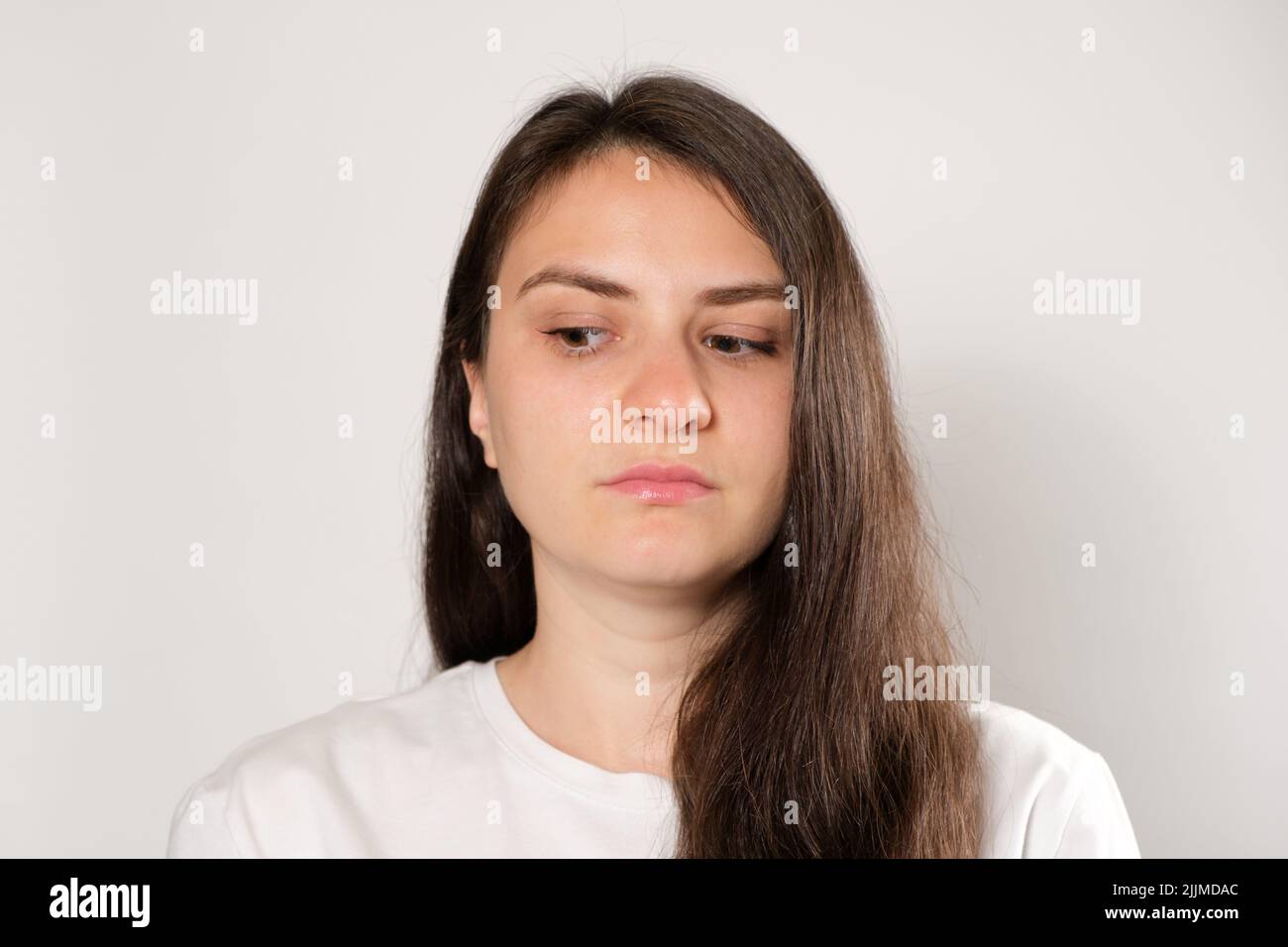 La femme regarde latéralement, fait des exercices pour les yeux. Formation de muscle oculaire. Banque D'Images