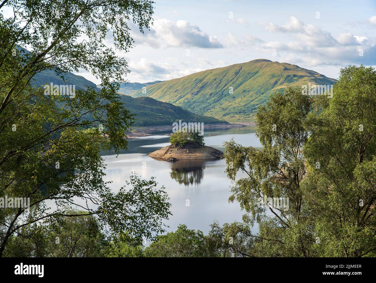 Photographie de paysage de lac, île, arbres, montagnes Banque D'Images