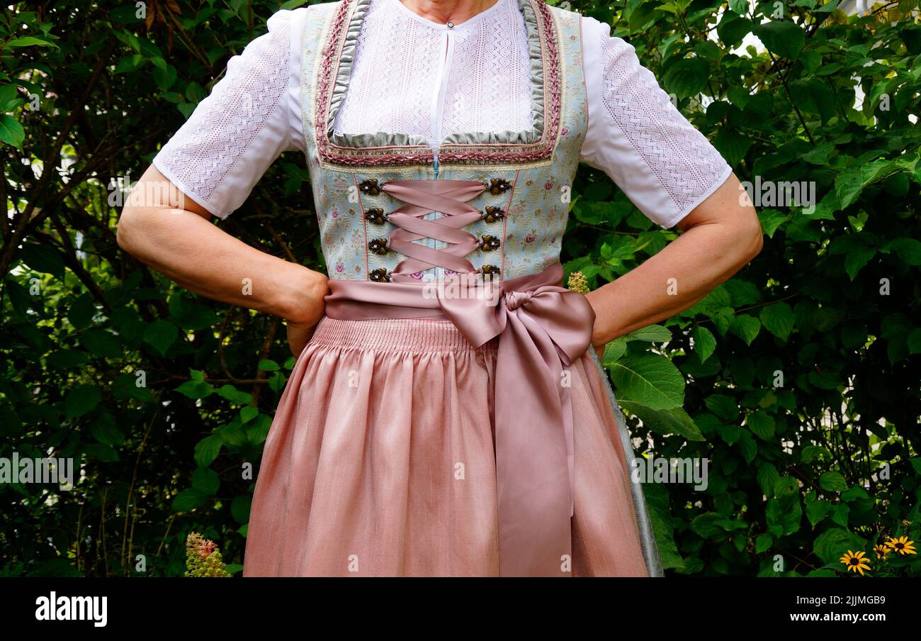 Robe Dirndl Traditionnelle Bavaroise Pour Femme – Costume Oktoberfest En 3 Pièces – Rouge/blanc, Coupe Slim