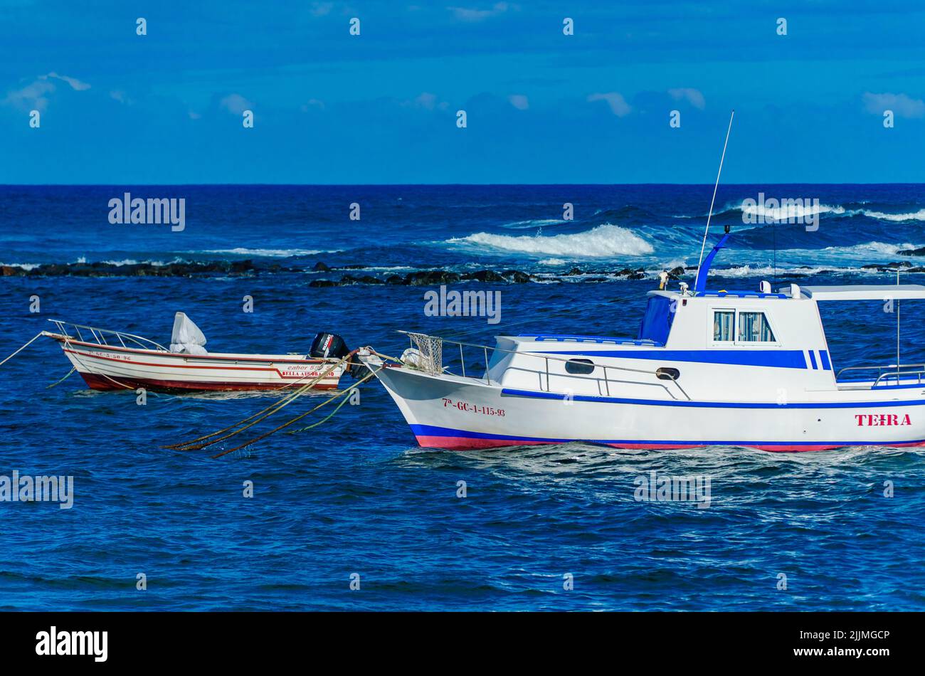 Une belle photo de quelques bateaux dans l'océan Atlantique Banque D'Images