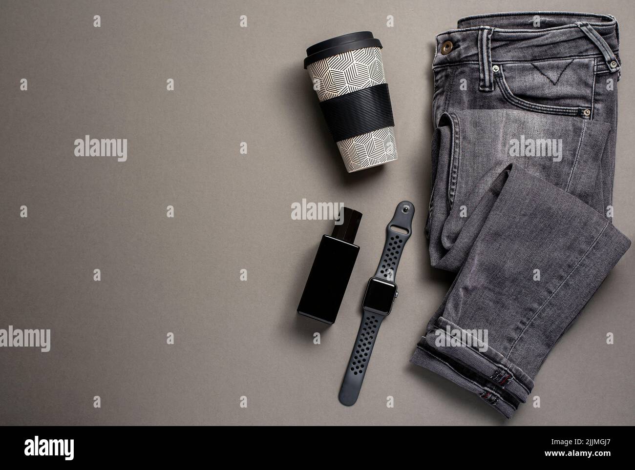 Photographie de fond de choses pour hommes, montre, jeans, bracelet Banque D'Images
