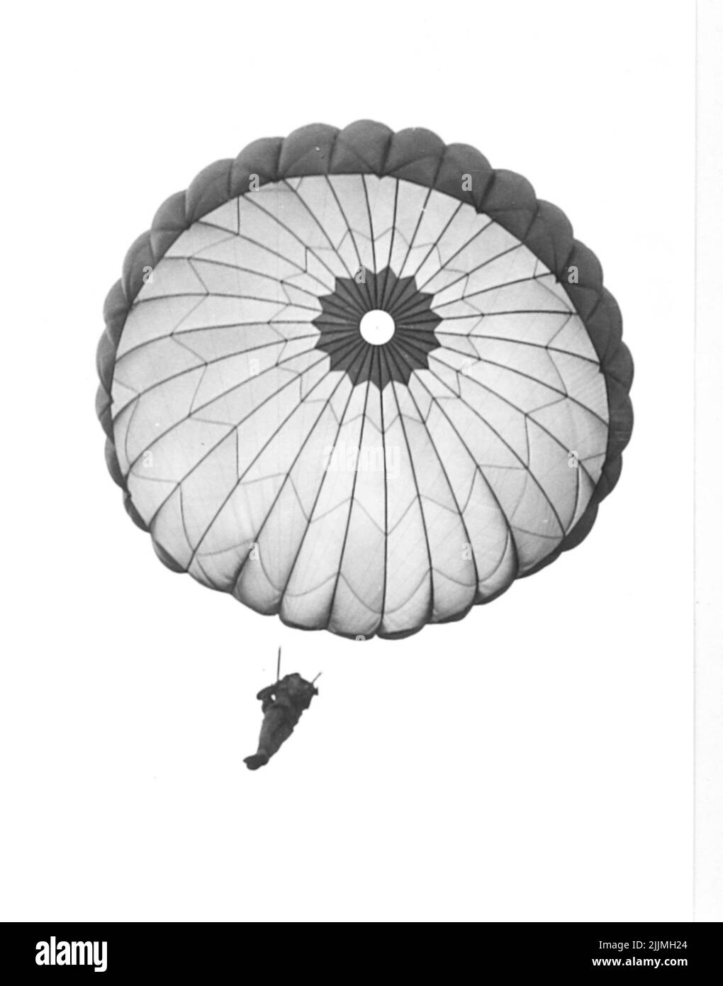 L'école des parachutistes de Karlsborg au début de 1960s. Saut en parachute. Banque D'Images L'école des parachutistes de Karlsborg au début de 1960s. Saut en parachute. Banque D'Images
