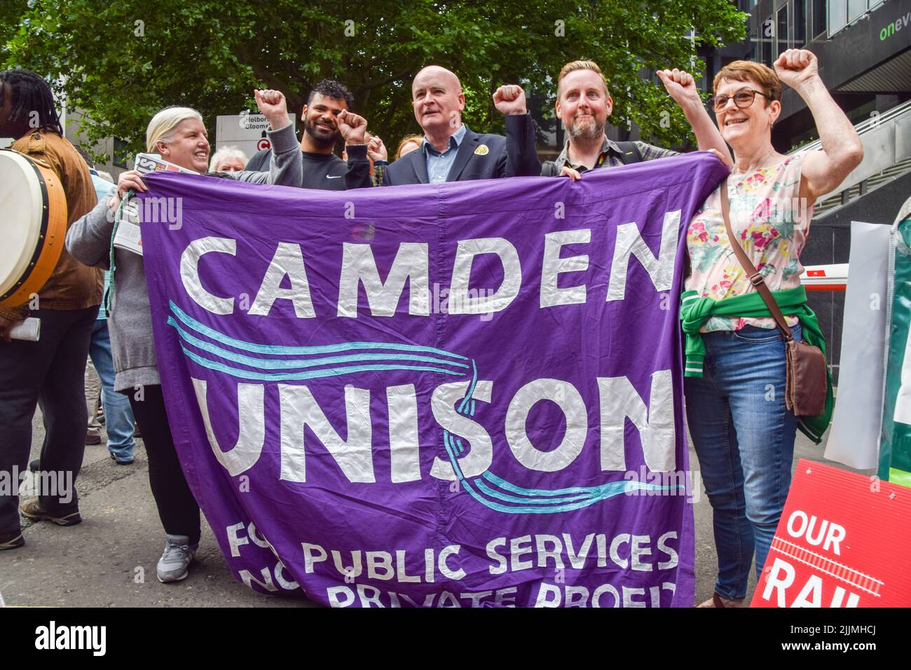 Londres, Royaume-Uni. 27th juillet 2022. Mick Lynch, secrétaire général du RMT, se joint au piquet de grève à l'extérieur de la gare Euston alors que la grève nationale des chemins de fer sur les salaires et les conditions de travail frappe le Royaume-Uni. Credit: Vuk Valcic/Alamy Live News Banque D'Images