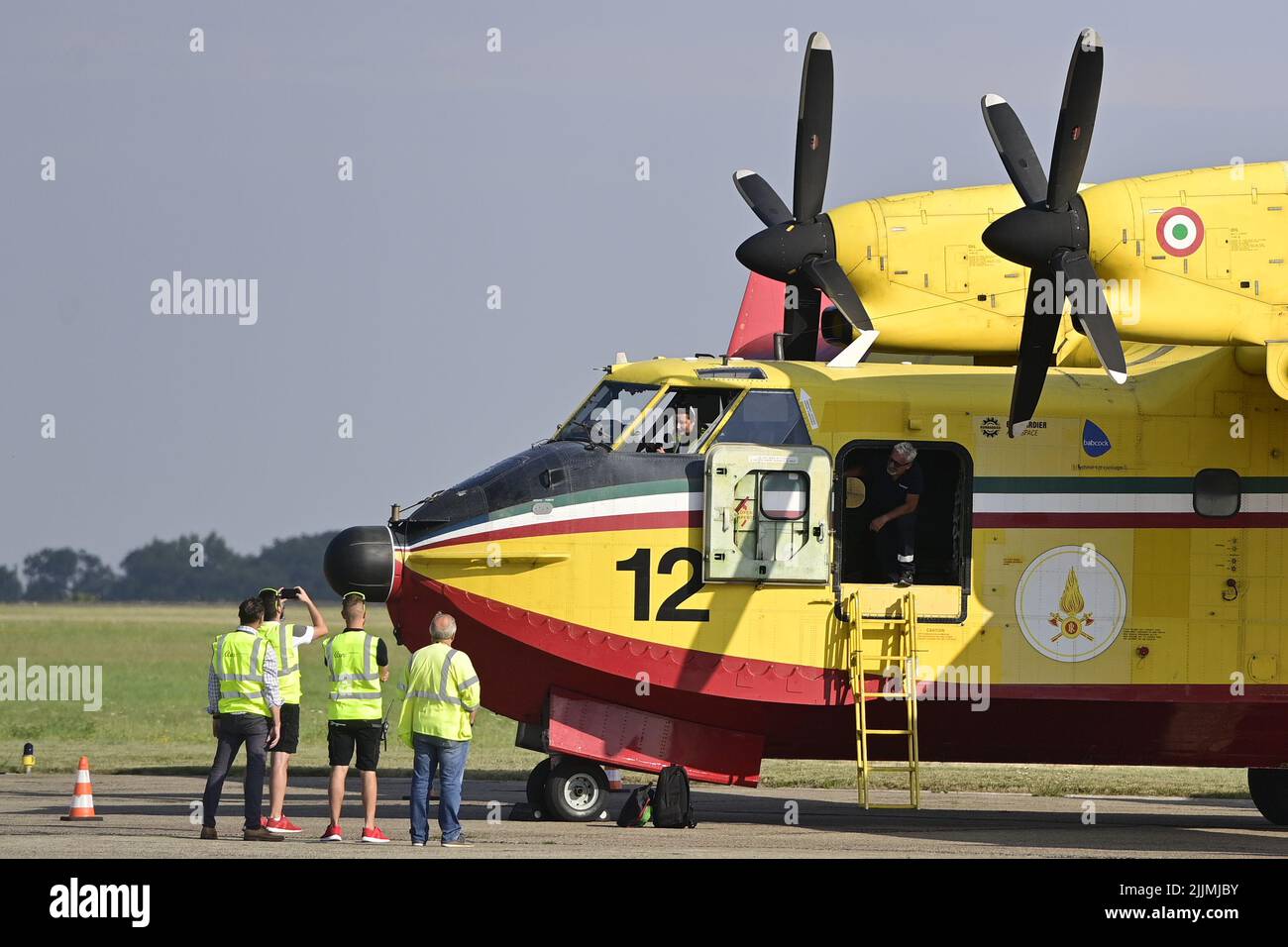 Vodochody, République tchèque. 27th juillet 2022. Canadair CL-415, l'un des deux avions de lutte contre l'incendie en provenance d'Italie, qui a atterri à l'aéroport d'Odolena Voda près de Prague, en République tchèque, sur 27 juillet 2022, pour aider à éteindre l'incendie dans le parc national de Ceske Svycarsko (Suisse tchèque). Crédit : Roman Vondrous/CTK photo/Alay Live News Banque D'Images