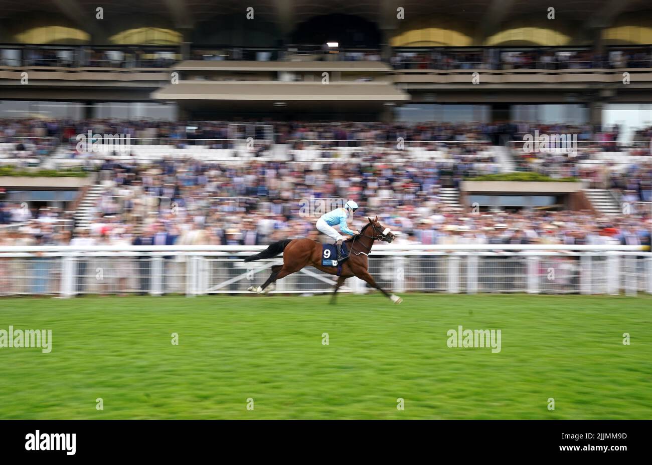 La reine de platine, criblée par le jockey Oisin Orr, remporte les enjeux de conditions de l'EBF britannique Alice Keppel Fillies le deuxième jour du Qatar Goodwood Festival 2022 à l'hippodrome de Goodwood, Chichester. Date de la photo: Mercredi 27 juillet 2022. Banque D'Images