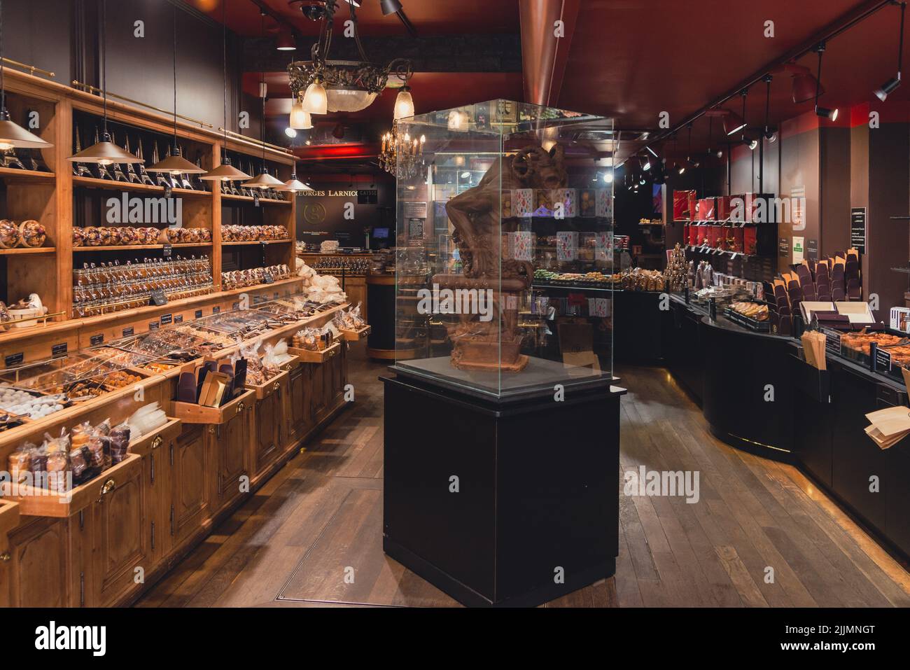 Une photo en intérieur du magasin MAISON GEORGE LANRICOL Candy dans la ville de Paris, France Banque D'Images