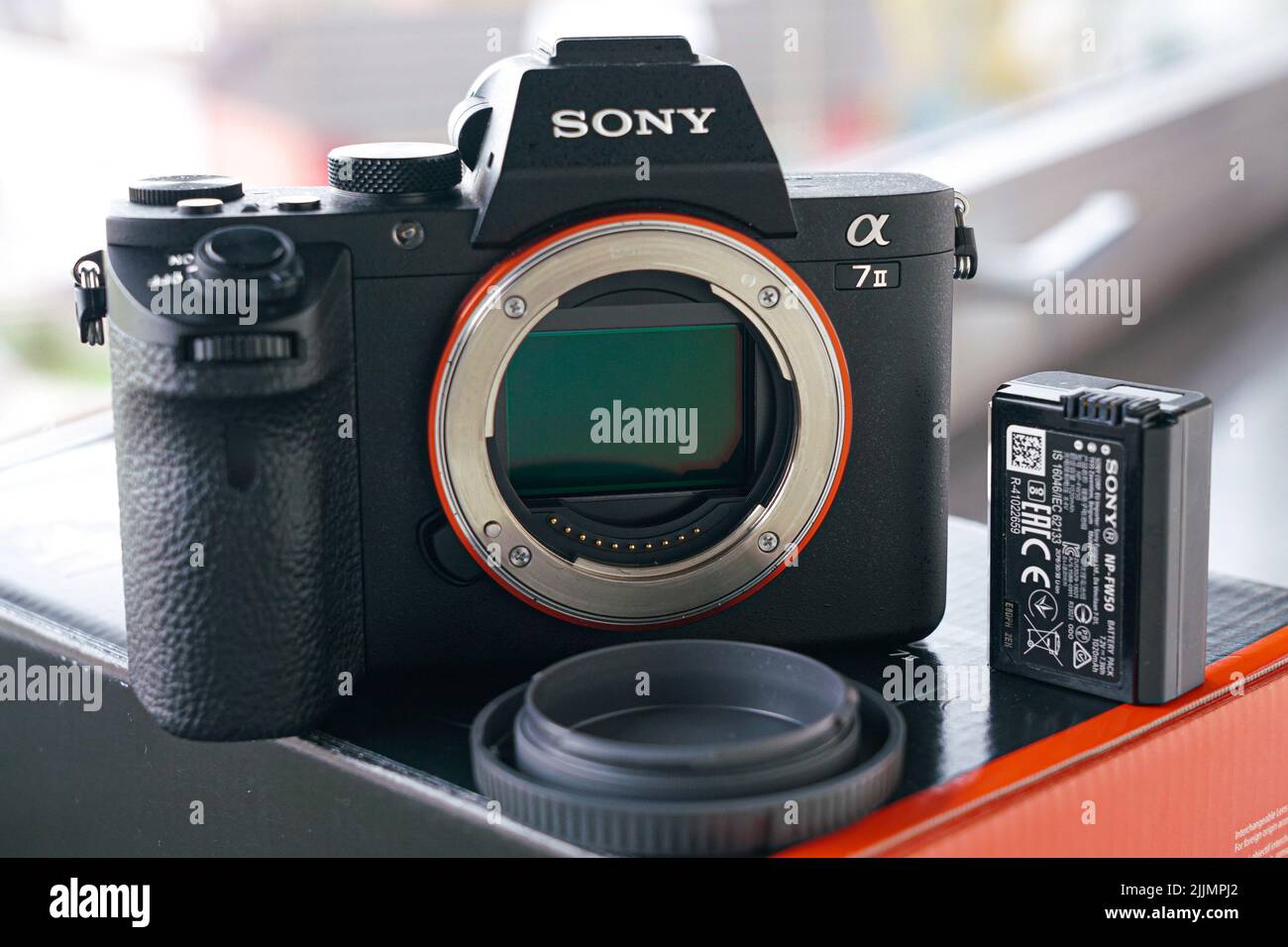 Gros plan d'un boîtier de caméra sans miroir Sony A7ii avec capteur exposé Banque D'Images