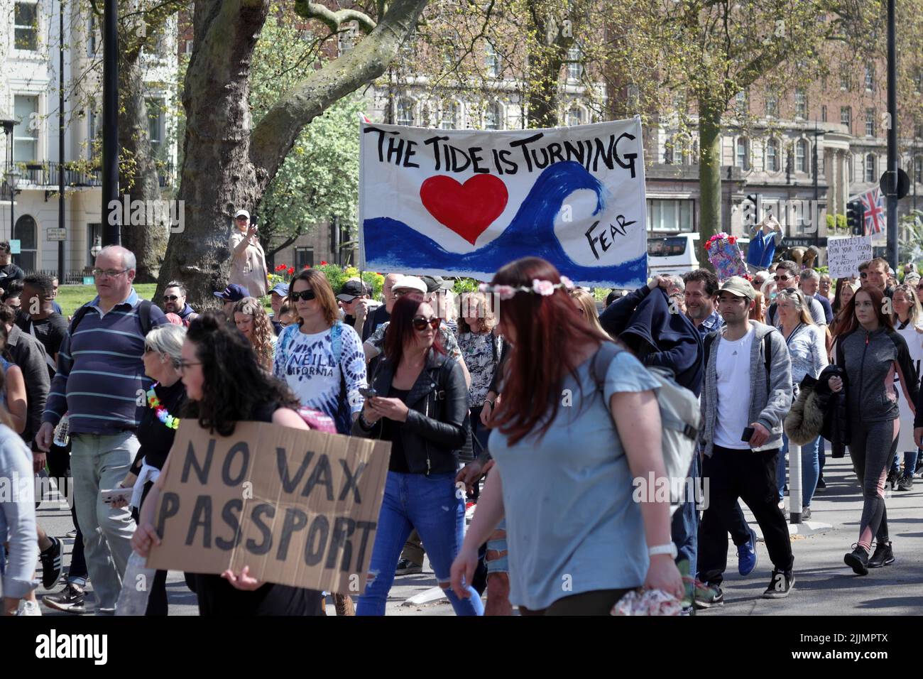 Londres, Royaume-Uni - 24 avril 2021 : manifestation « unissez-vous pour la liberté » par des sceptiques covid-19, des manifestants opposés au verrouillage, la vaccination, le port de masque, etc Banque D'Images