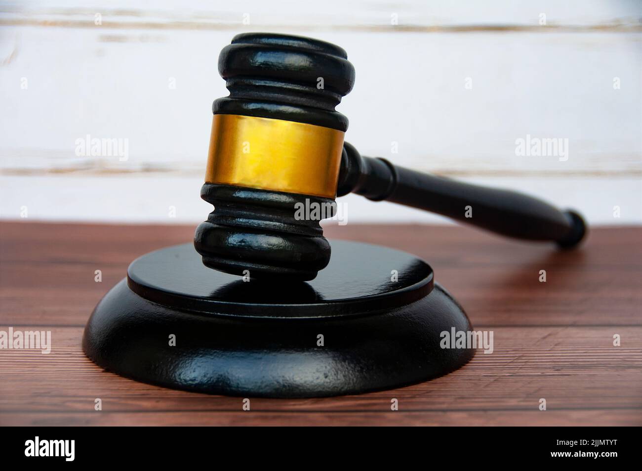 Vue latérale du gavel sur fond de table en bois. Justice et droit. Banque D'Images