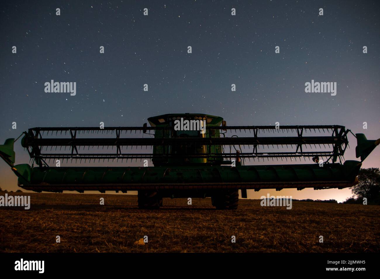 prise de vue à angle bas d'une moissonneuse-batteuse dans le champ Banque D'Images