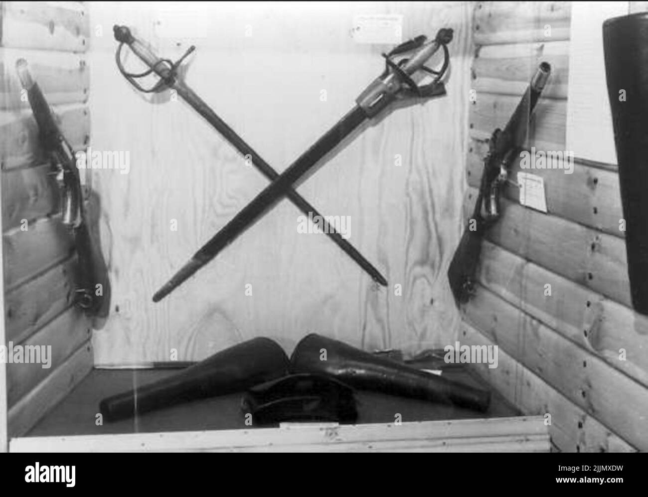 Anciennes armes en stand dans le musée de LivhusARM Utnäslötrumm au K 3 à Skövde. Banque D'Images