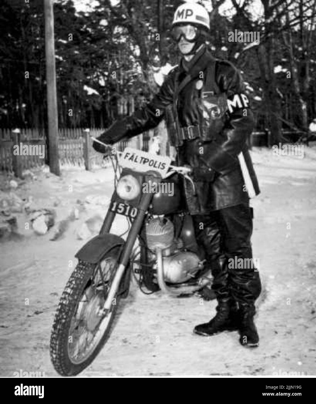 Base de l'instruction de la police militaire, police de terrain sur moto - MP sur l'uniforme. Banque D'Images