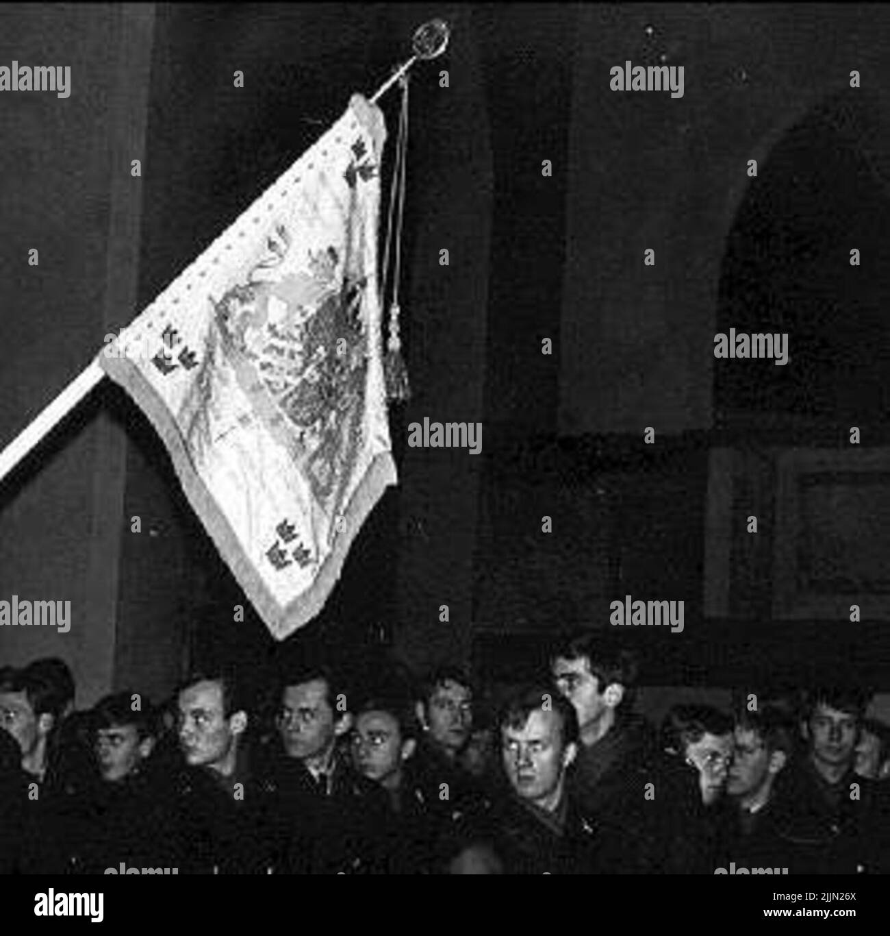 La norme est entrée dans l'église. Banque D'Images
