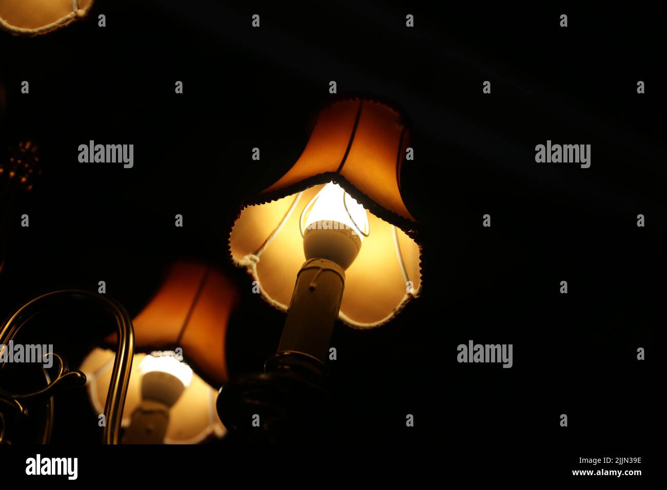 Un gros plan des lampes vintage qui brillent dans l'obscurité. Banque D'Images