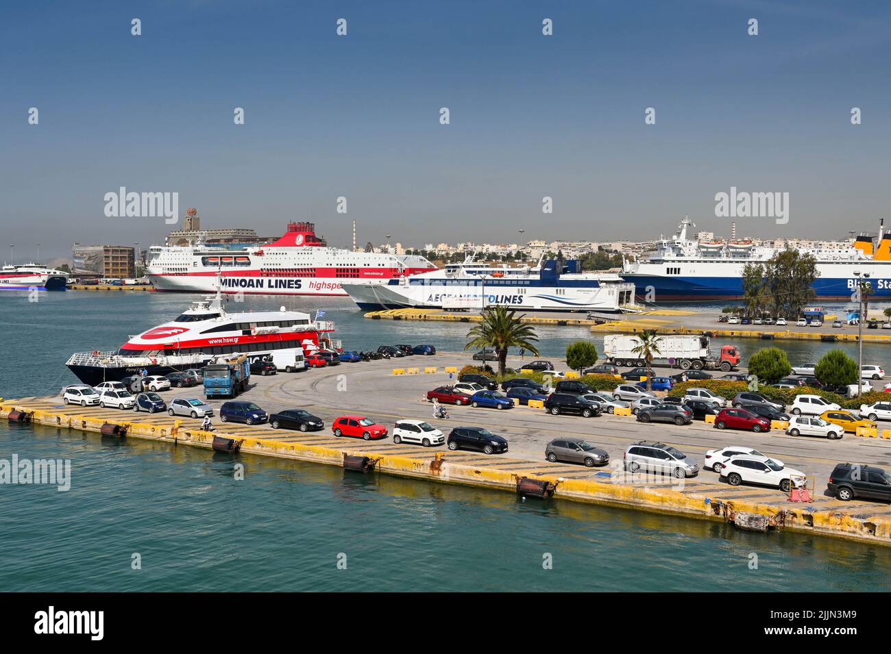 Pirée, Athènes, Grèce - juin 2022 : des voitures font la queue dans le port  pour monter à bord d'un ferry dans le port du Pirée, avec d'autres ferries  en arrière-plan Photo