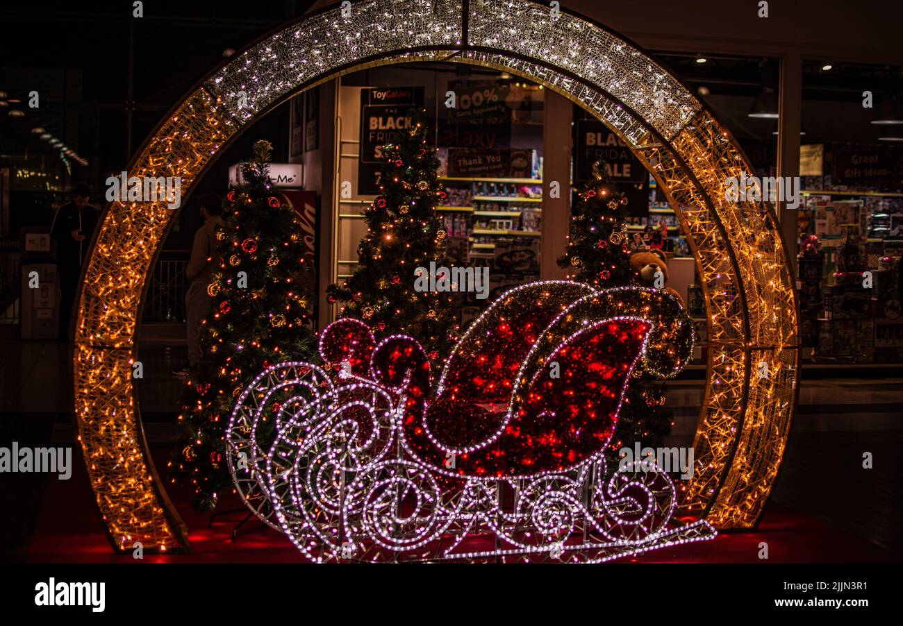 Une décoration de Noël illuminée dans les rues de Cambridge, au Royaume-Uni Banque D'Images