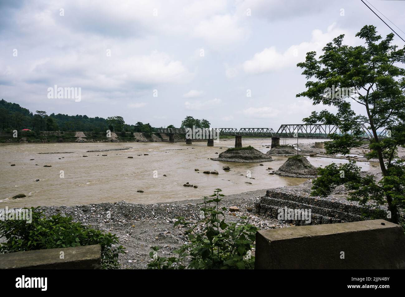 Vue aérienne du pont ferroviaire de Sévike sur la rivière Teesta près