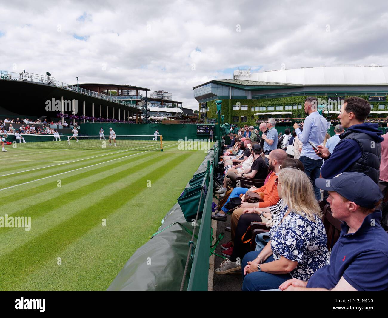 Wimbledon, Grand Londres, Angleterre, 02 juillet 2022: Championnat de tennis de Wimbledon. Les spectateurs assistent à un match de tennis. Banque D'Images
