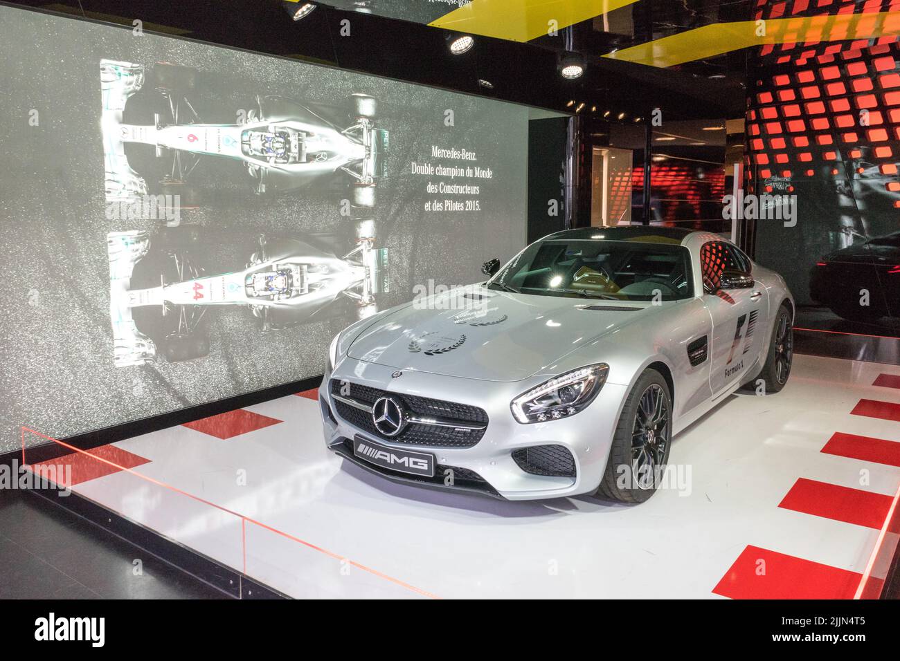La voiture de sport Daimler Chrysler Mercedes Benz à côté d'un écran. Banque D'Images