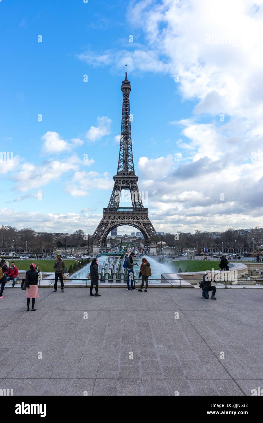 Une vue verticale de la superbe Tour Eiffel et de la ville de Paris en France. Banque D'Images