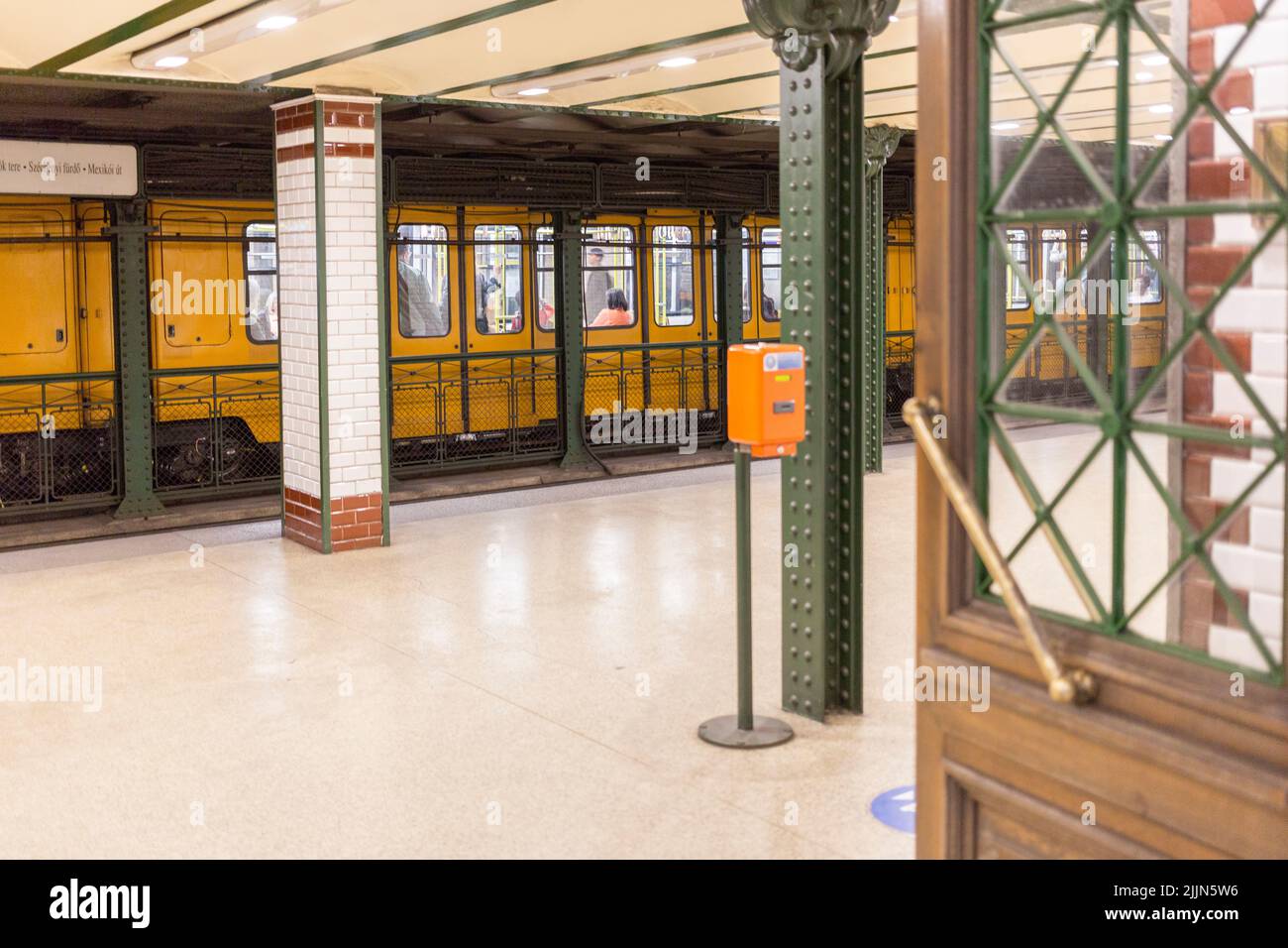 Une salle de métro vide de la gare de Budapest pendant le coronavirus. Banque D'Images