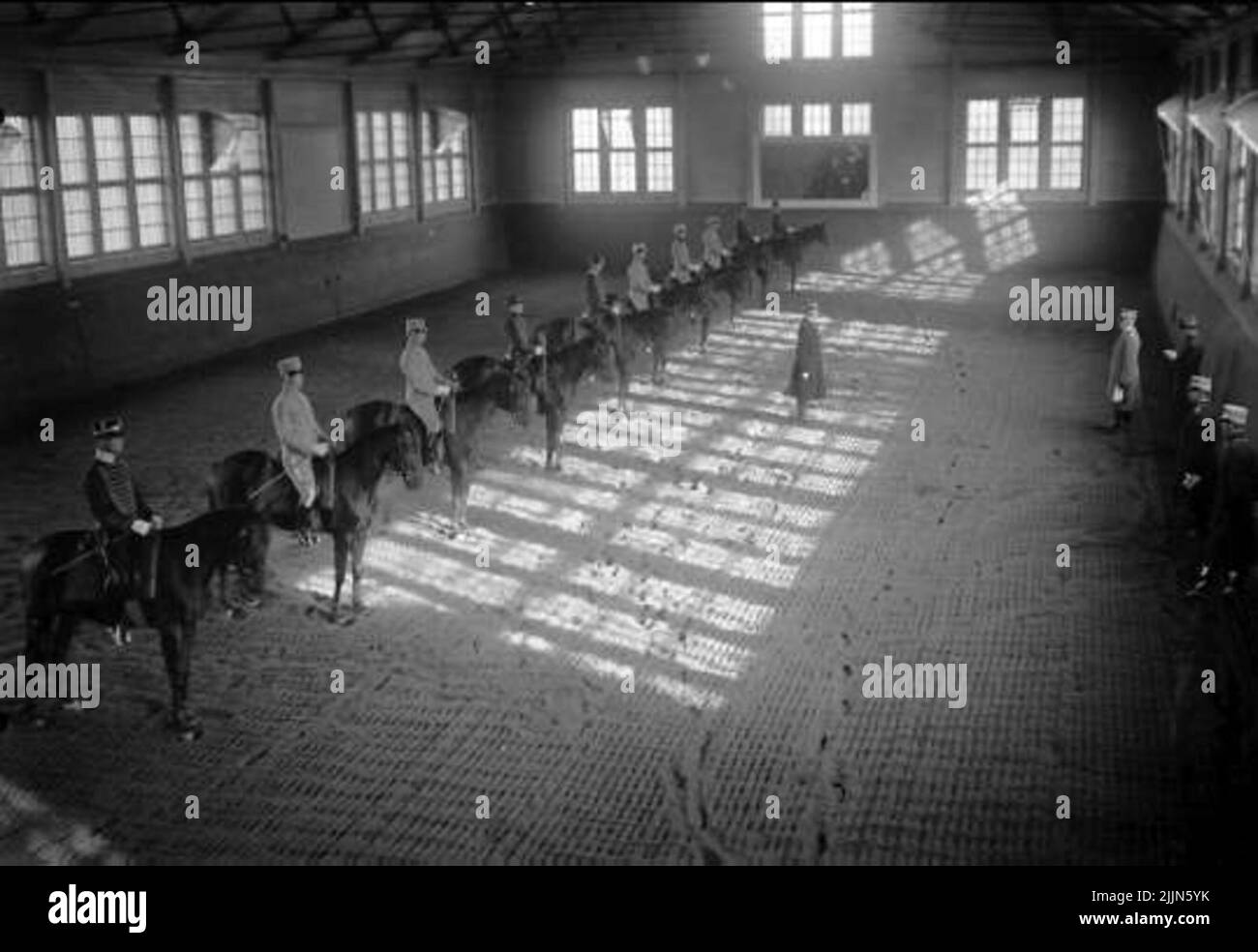L'officier de cavalerie suivant a obtenu un diplôme d'officier à Karlberg en 1923, puis a fréquenté l'école de pilotage à Strömsholm 1924-25. Carl-Axel Stackelberg K 1, Sven Littorin K 3, Nils Frost K 4, Sven Axel Torén K 5, Carl Otto Smith K 6, Erik Wikland K 6. Le cours de l'officier est inspecté dans la circonscription. Banque D'Images