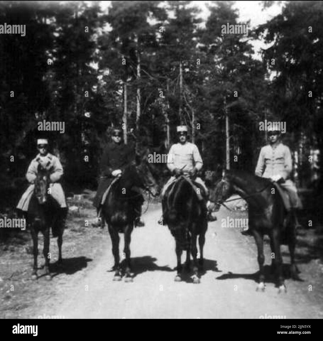 L'officier de cavalerie suivant a obtenu un diplôme d'officier à Karlberg en 1923, puis a fréquenté l'école de pilotage à Strömsholm 1924-25. Carl-Axel Stackelberg K 1, Sven Littorin K 3, Nils Frost K 4, Sven Axel Torén K 5, Carl Otto Smith K 6, Erik Wikland K 6. Le commandant de l'école d'équitation sur une promenade. Banque D'Images