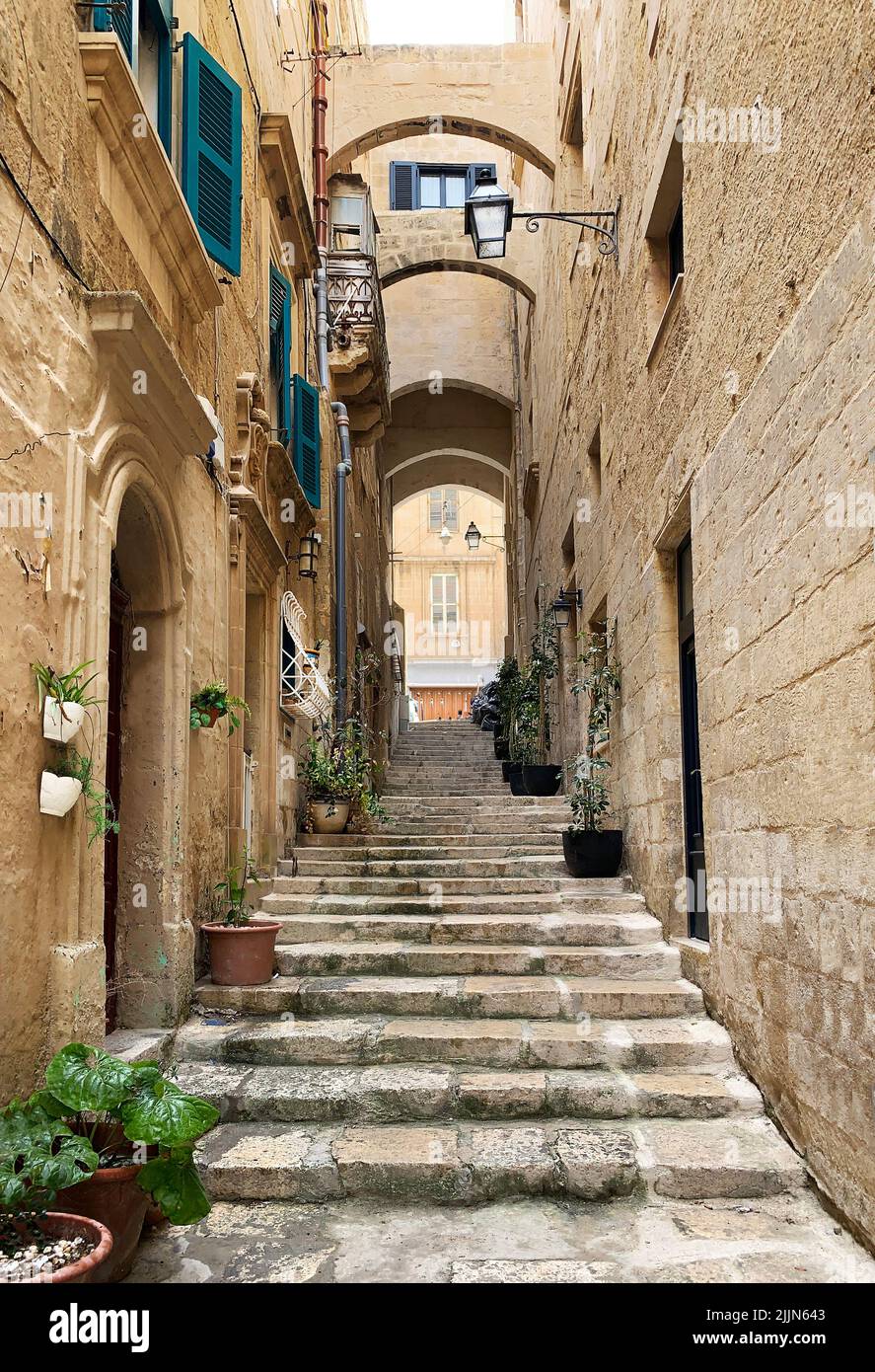 Vide rue étroite de la ville, Valletta, Malte Banque D'Images