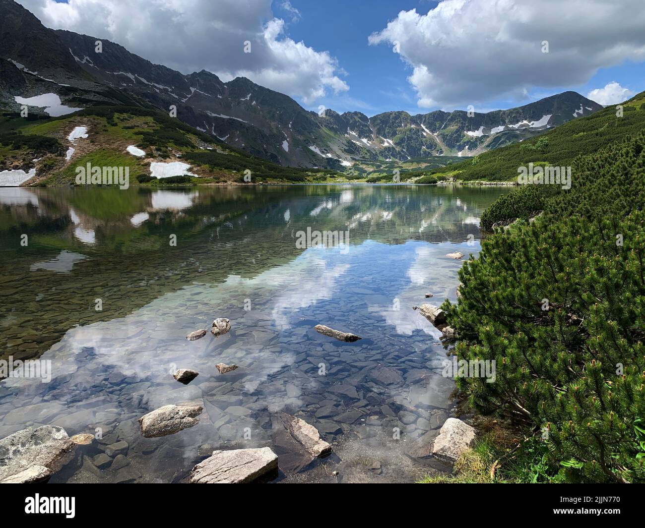 Réflexions de montagne dans un lac alpin, Zakopane, Pologne du Sud, Pologne Banque D'Images