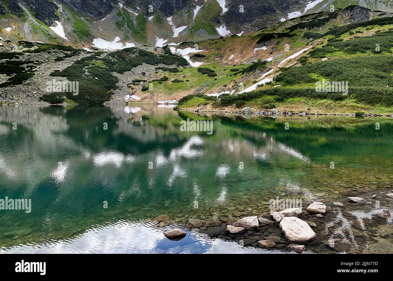 Réflexions de montagne dans un lac alpin, Zakopane, Pologne du Sud, Pologne Banque D'Images