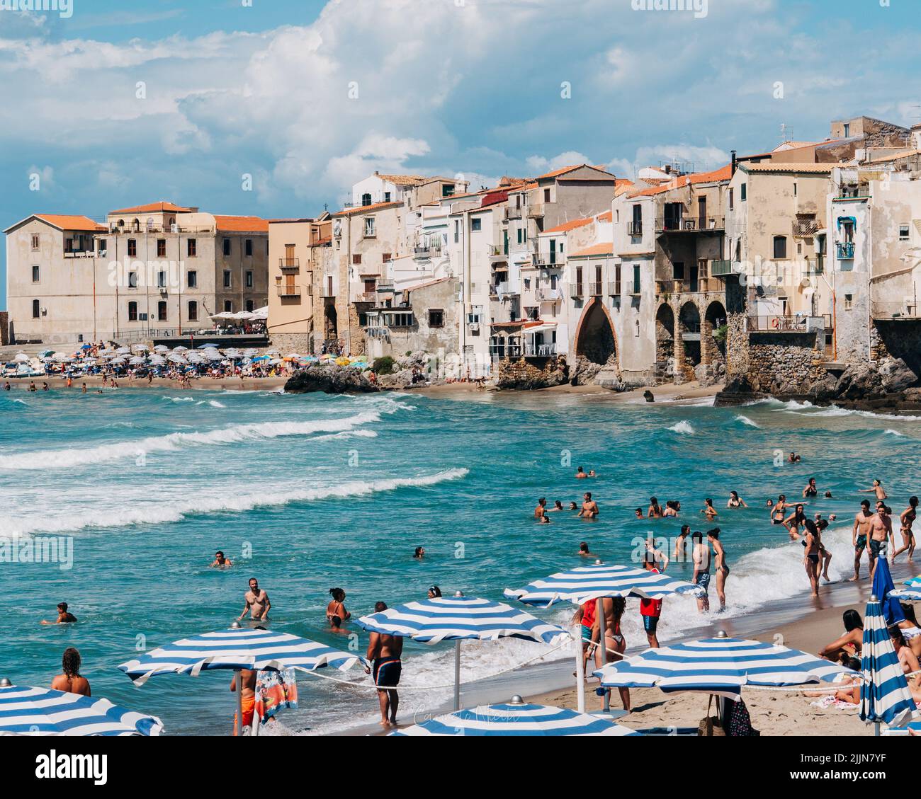 Une vue sur la plage pleine de personnes dans le fond des bâtiments. Banque D'Images