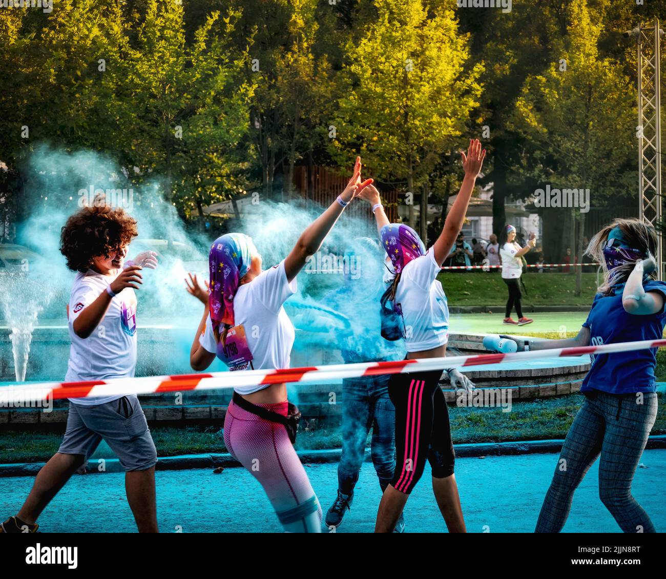 Les gens qui s'amusent à la couleur courent dans le parc de Bucarest, Roumanie Banque D'Images
