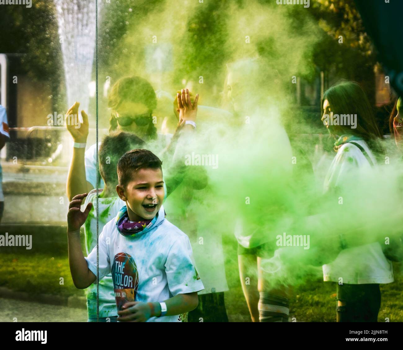 Les gens qui s'amusent à la couleur courent dans le parc de Bucarest, Roumanie Banque D'Images