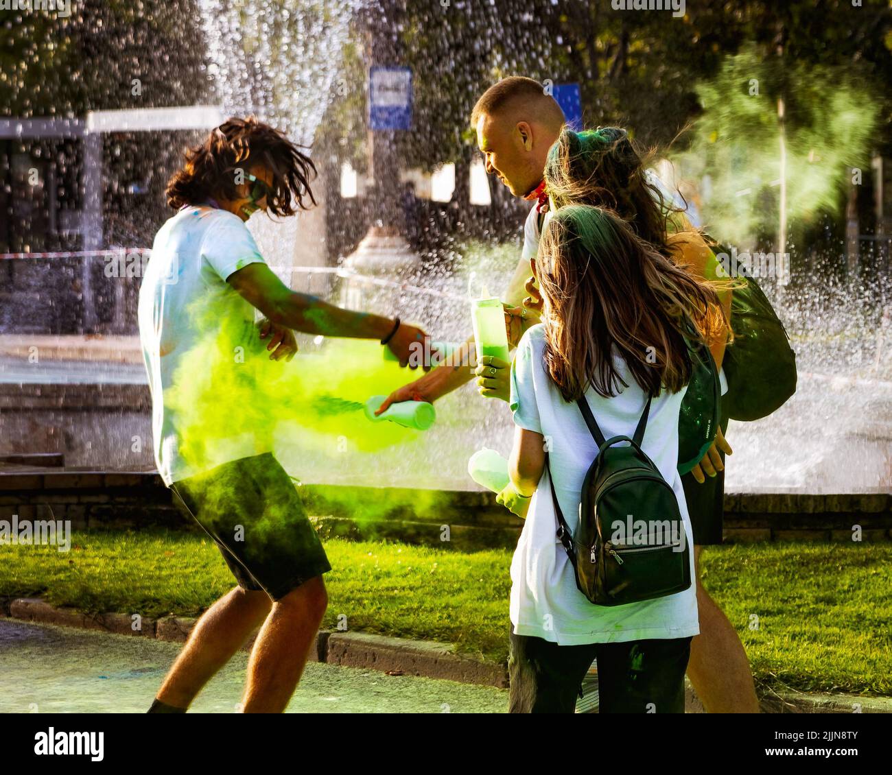 Les gens qui s'amusent à la couleur courent dans le parc de Bucarest, Roumanie Banque D'Images