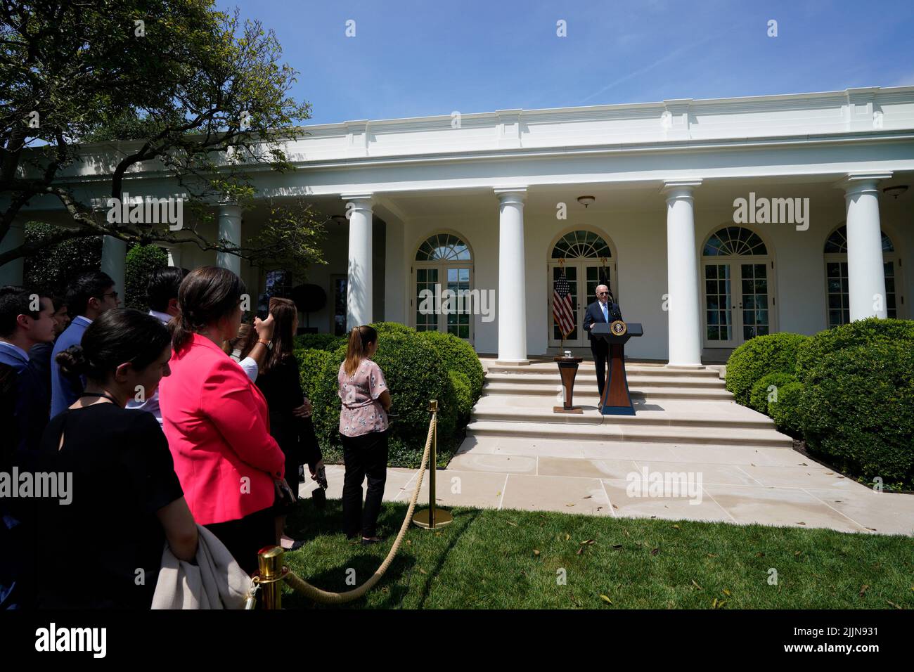 Le président des États-Unis Joe Biden prononce des remarques après sa reprise de Covid-19 dans la roseraie de la Maison Blanche à Washington, DC mercredi, 27 juillet 2022. Crédit: Yuri Gripas/Pool via CNP /MediaPunch Banque D'Images