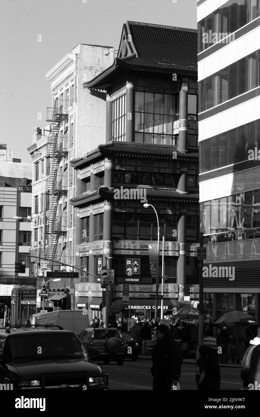 Un cliché vertical des bâtiments et des rues bondées de New York, aux États-Unis, en niveaux de gris Banque D'Images