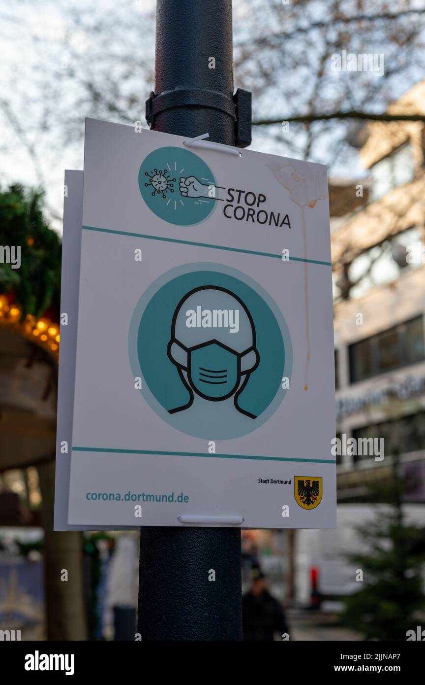 Un gros plan vertical du panneau « Stop Corona » sur le marché de Noël de Dortmund. Banque D'Images