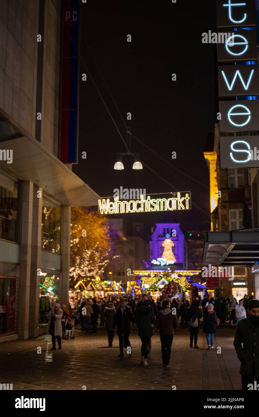 Un cliché vertical des gens du marché de Noël de Dortmund 2021. Allemagne. Banque D'Images