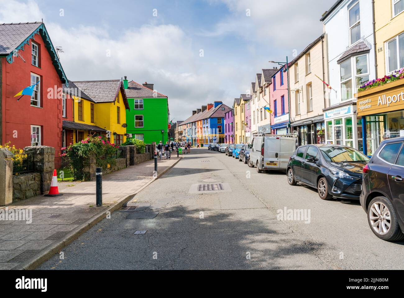 LLANBERIS, PAYS DE GALLES, Royaume-Uni - 08 JUILLET 2022 : vue sur la rue de Llanberis, un village de Gwynedd, dans le nord-ouest du pays de Galles, sur la rive sud du lac Llyn Padarn Banque D'Images