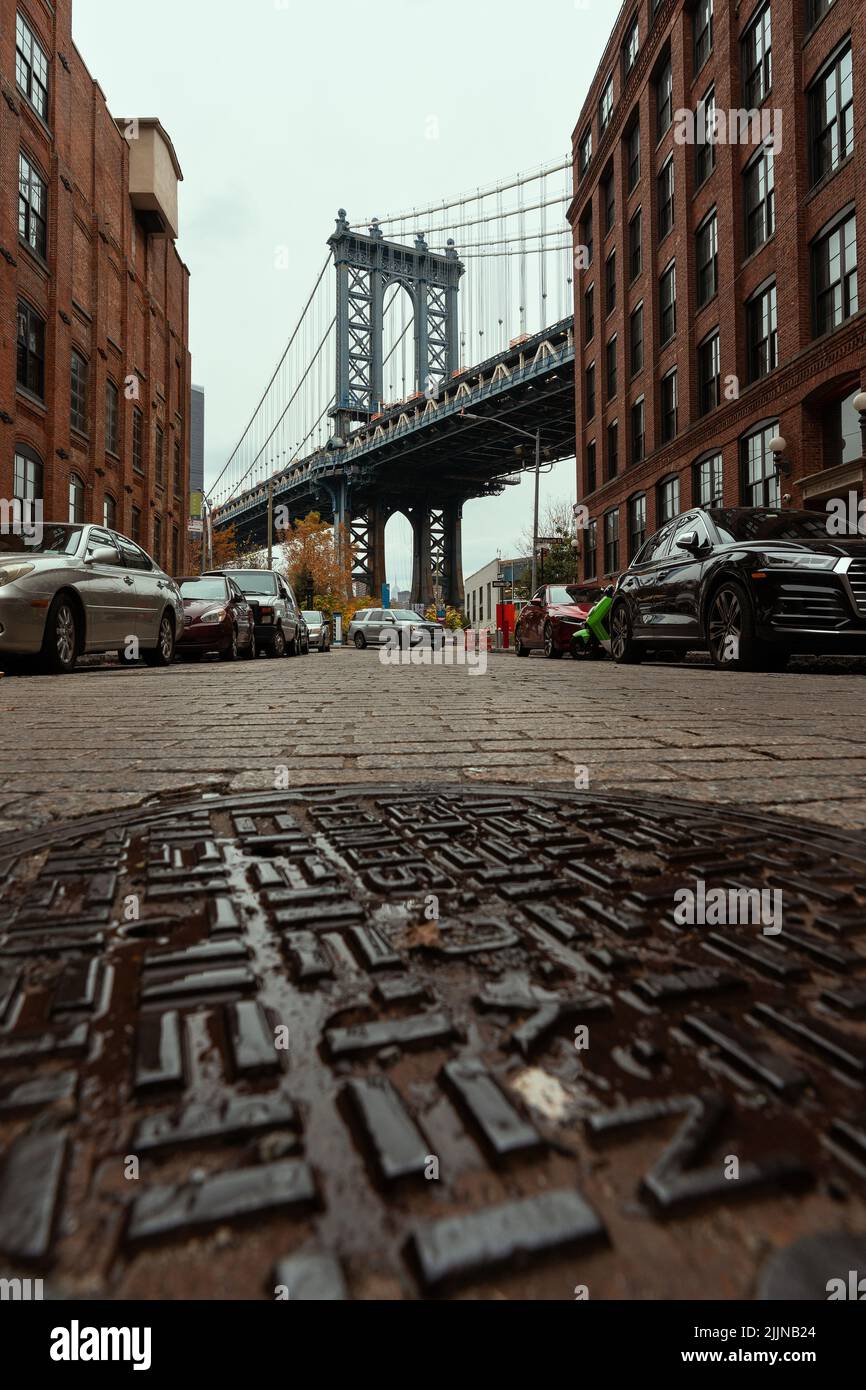 BROOKLYN, NEW YORK - 28 NOVEMBRE 2021 : le légendaire pont de Manhattan depuis Washington Street à Brooklyn, New York Banque D'Images