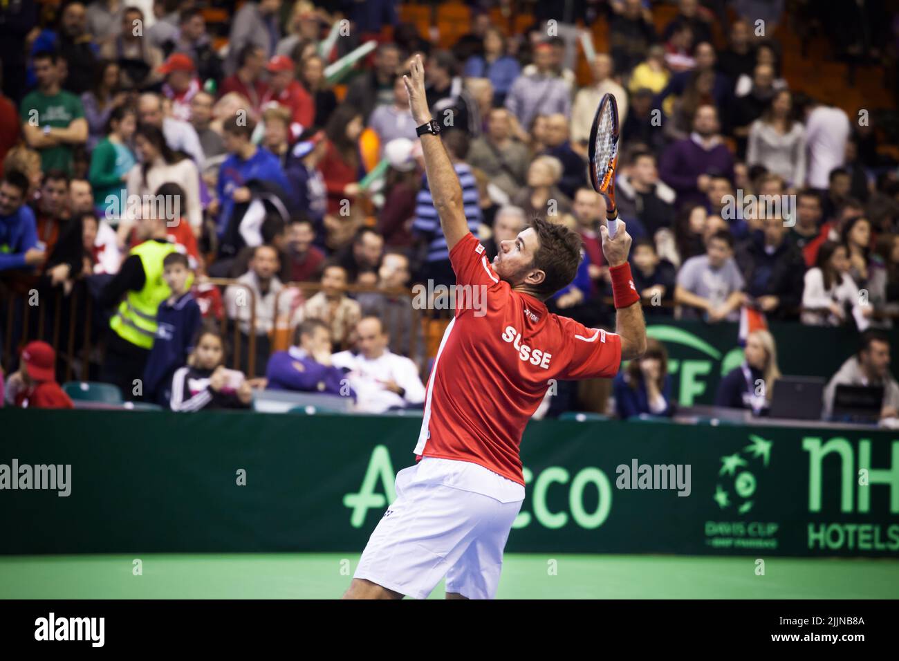 Un gros plan de Stan Wawrinka lors d'un match de tennis avec un public bondé en arrière-plan Banque D'Images