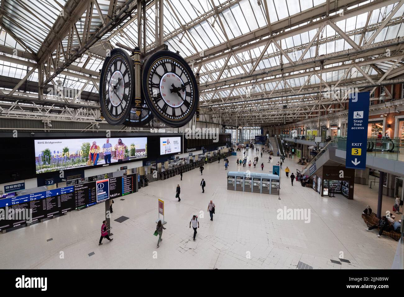 Londres, Royaume-Uni. 27th juillet 2022. Les passagers traversent le hall de la gare de Waterloo pendant que les cheminots effectuent une promenade de 24 heures. Plus de 40 000 travailleurs de 14 compagnies ferroviaires et de Network Rail participent à l'action industrielle, appelée par le RMT (Syndicat national des travailleurs des chemins de fer, des Maritimes et des Transports), dans le cadre d'un conflit permanent sur la rémunération, les emplois et les conditions à la suite de trois jours de grève en juin. Crédit: Wiktor Szymanowicz/Alamy Live News Banque D'Images